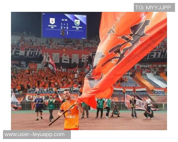 北看台球迷用手电筒拼出冠军奖杯形状为国安加油助威亚冠二国安战麦克阿瑟