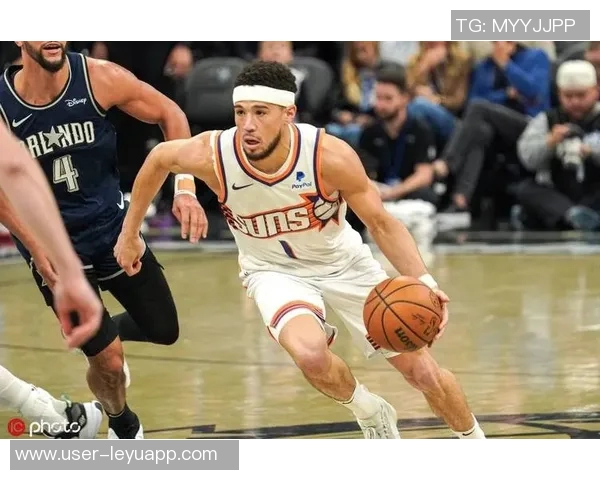 布克首节狂砍20分展现主动进攻态度防守端无所畏惧勇往直前