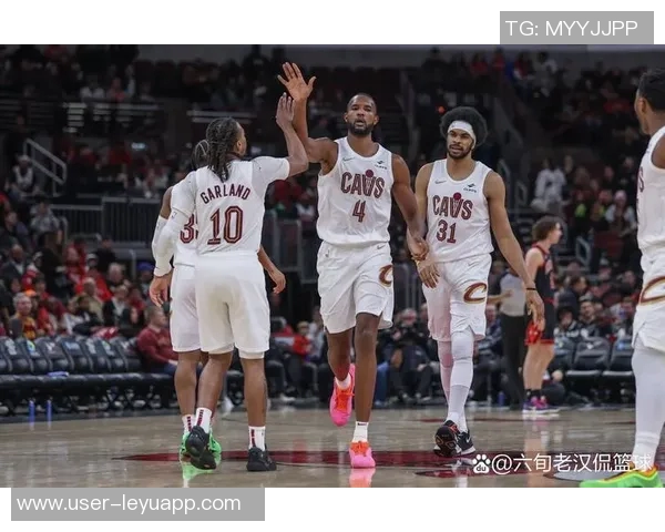 双塔组合表现出色小莫布里与阿伦半场联手贡献15分8篮板助力球队