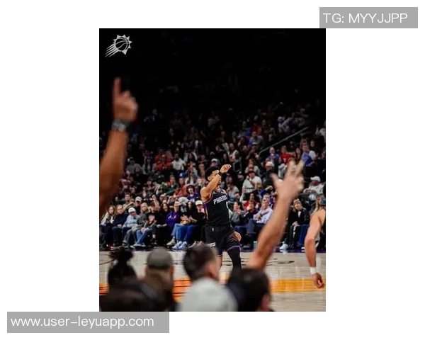 布克首节狂砍20分半场16中10轰下27分展现无解状态助力球队争胜